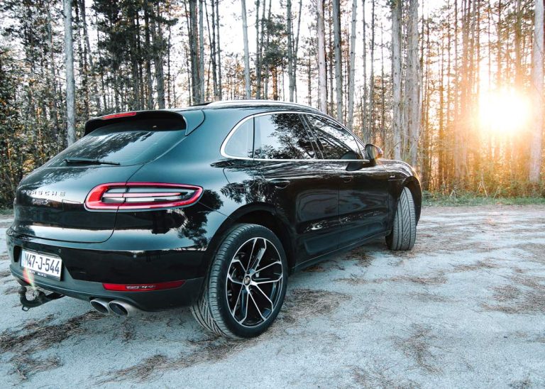 Crni Porsche Macan zadnji lijevi ugao terenska vožnja