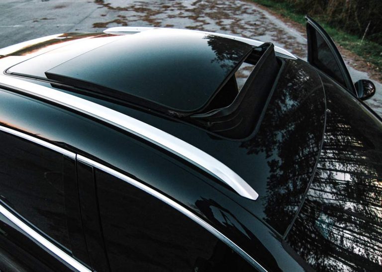 Panoramski krov na crnom Porsche Macan SUV vozilu