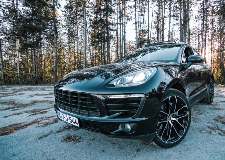 Crni Porsche Macan prednji dio u prirodi - luksuzni terenci BiH