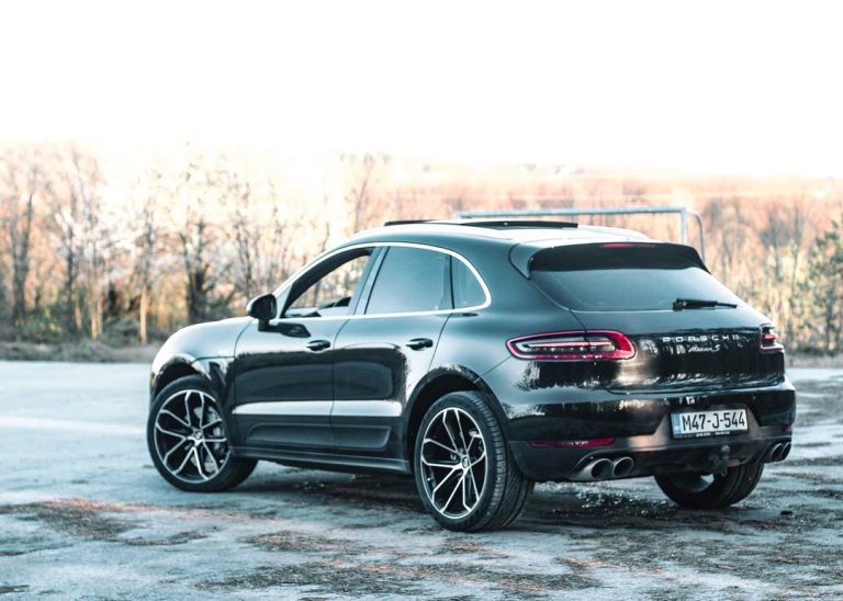 Porsche Macan zadnji profil i alu felge - sportski SUV