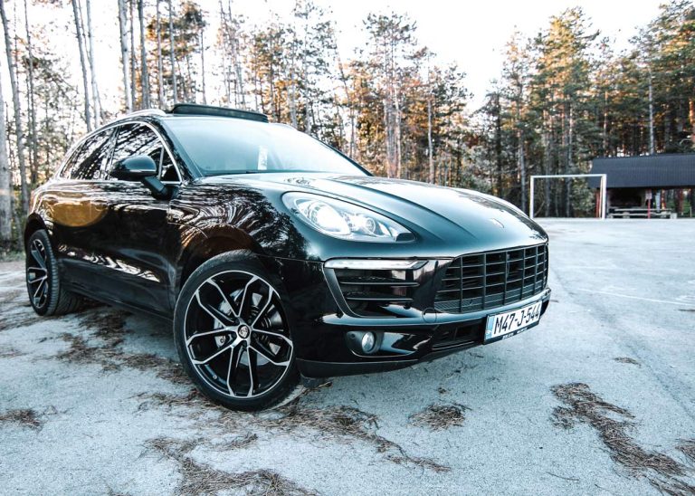 Bočna linija i sportske felge na Porsche Macan modelu
